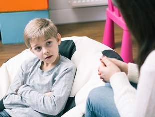 ئایا منداڵەکان چۆن تووشی پشێوییە دەروونییەکان دەبنەوە؟